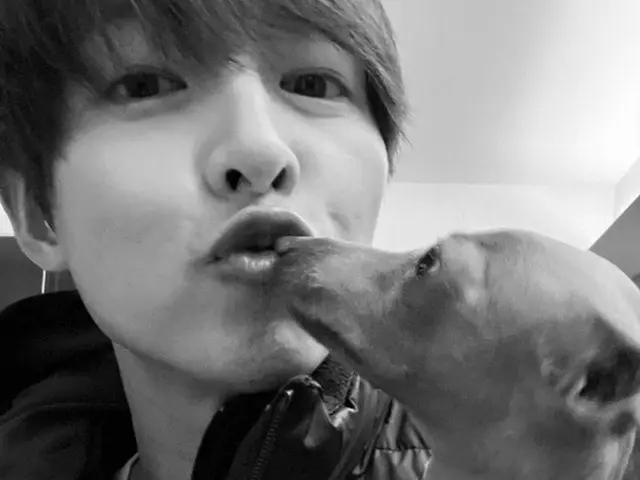 俳優ソン・ジュンギ、愛犬とのキスショットにファンもドキドキ（画像提供:wowkorea）