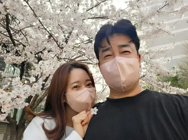 女優ソ・ユジン、夫ペク・ジョンウォンとお花見デート…仲の良い姿を公開（画像提供:wowkorea）