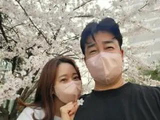 女優ソ・ユジン、夫ペク・ジョンウォンとお花見デート…仲の良い姿を公開
