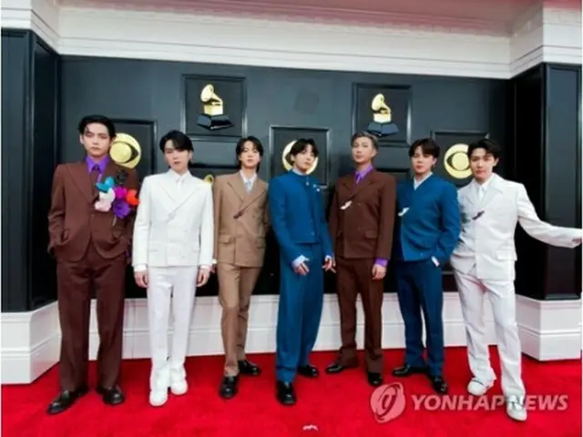 授賞式の会場でポーズを取るＢＴＳ（所属事務所提供）＝（聯合ニュース）≪転載・転用禁止≫