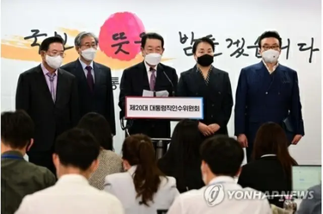 記者会見する朴柱宣氏（政権引き継ぎ委員会写真記者団）＝11日、ソウル（聯合ニュース）