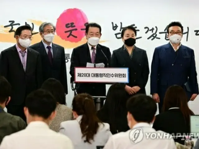 記者会見する朴柱宣氏（政権引き継ぎ委員会写真記者団）＝11日、ソウル（聯合ニュース）