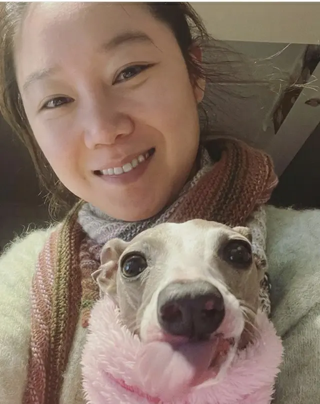 “10歳年下”歌手ケビン・オーとの交際認めた女優コン・ヒョジン、愛犬との2ショットで近況報告（画像提供:wowkorea）