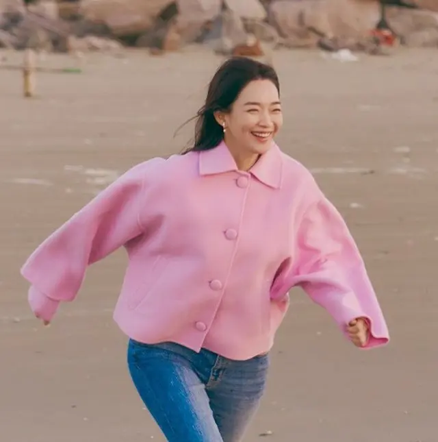 女優シン・ミナが「私たちのブルース」ビハインド写真を公開した（画像提供:wowkorea）
