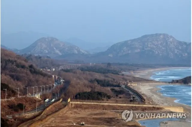 韓国北東部の展望台から望む北朝鮮。金剛山に向かう道路が見える（資料写真）＝（聯合ニュース）