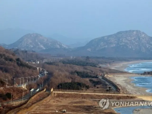 韓国北東部の展望台から望む北朝鮮。金剛山に向かう道路が見える（資料写真）＝（聯合ニュース）