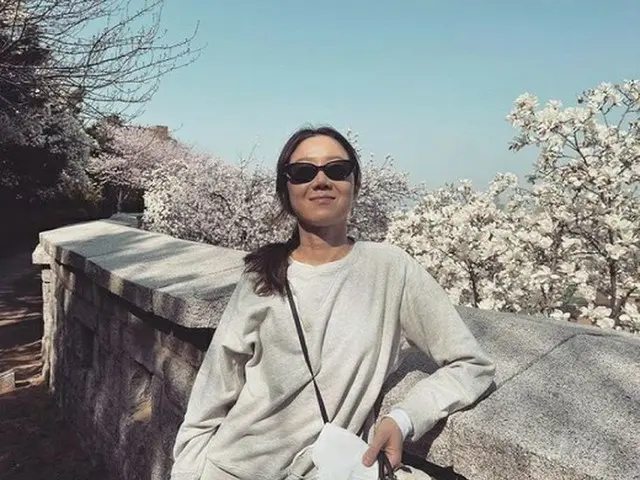 女優コン・ヒョジン、満開の桜の前で幸せそうなほほ笑み…ナチュラルな姿もおしゃれに（画像提供:wowkorea）