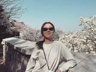 女優コン・ヒョジン、満開の桜の前で幸せそうなほほ笑み…ナチュラルな姿もおしゃれに