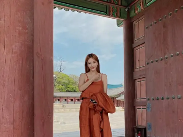 女優ハン・イェスル、既に夏…ノースリーブ姿で古宮へお出かけ（画像提供:wowkorea）