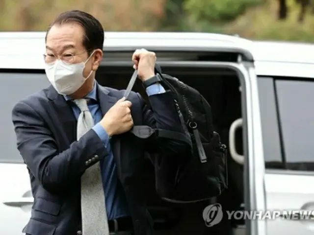 候補者事務室に入る権氏＝14日、ソウル（聯合ニュース）