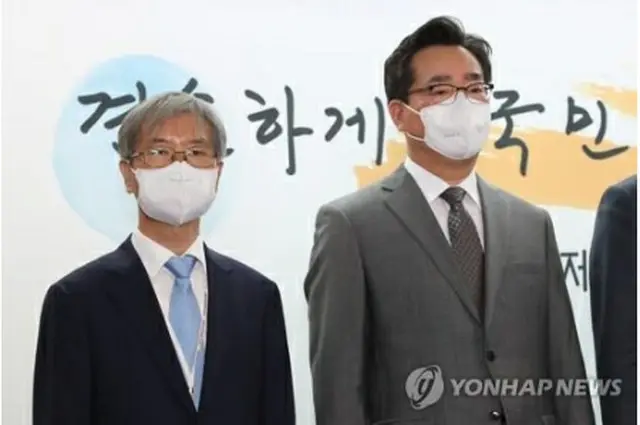 閣僚候補発表の記者会見に出席した李正植氏（左）と鄭煌根氏（政権引き継ぎ委員会写真記者団）＝１４日、ソウル（聯合ニュース）