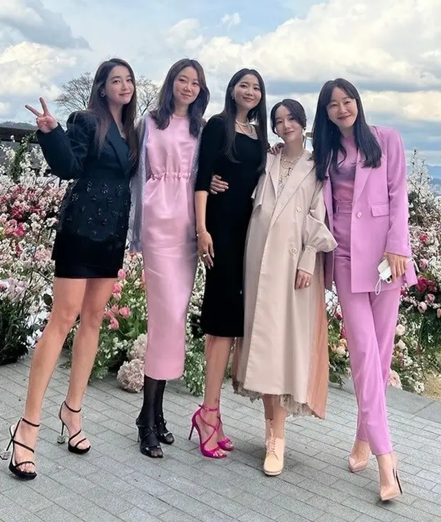 左からイ・ミンジョン、コン・ヒョジン、オ・ユナ、イ・ジョンヒョン、オム・ジウォン（画像提供:wowkorea）
