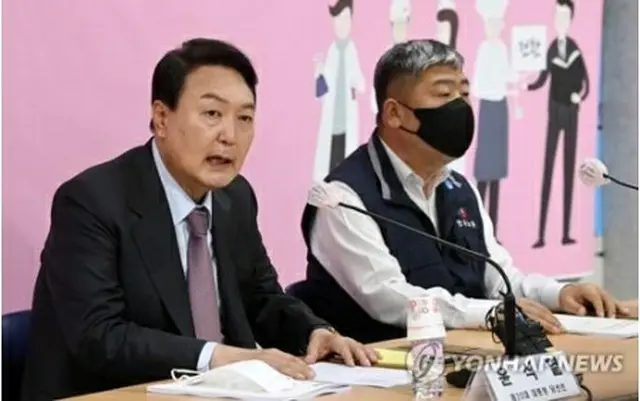 韓国労総の事務所を訪れた尹氏（手前、写真記者団）＝１５日、ソウル（聯合ニュース）