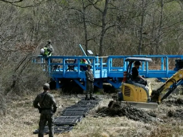 「徒歩の橋」の補修工事の様子（在韓国連軍司令部のフェイスブックより）＝（聯合ニュース）≪転載・転用禁止≫