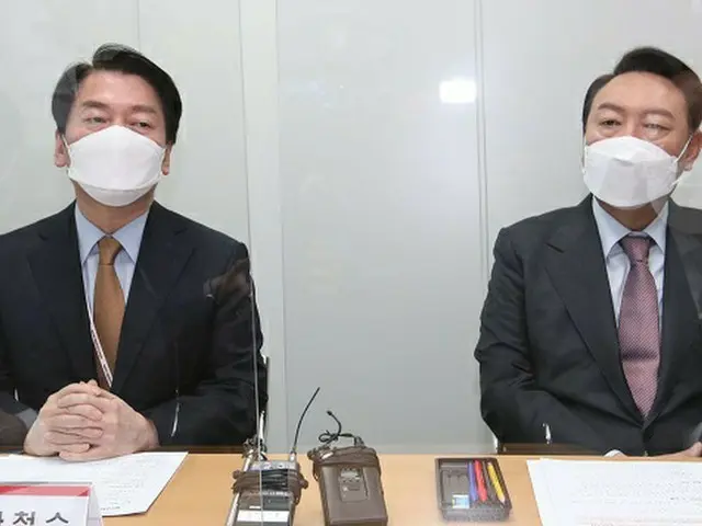 安哲秀引継ぎ委員会委員長（左）と尹錫悦次期大統領（右）（画像提供:wowkorea）
