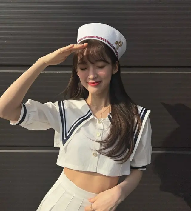 「OH MY GIRL」アリン、マリンルックの妖精…完璧クロップスタイルでキュートな魅力（画像提供:wowkorea）