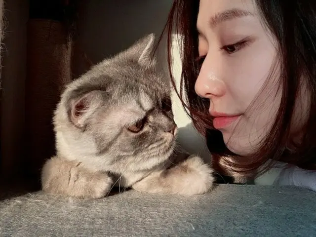 女優パク・シネ、愛猫との安らぎの時間…胎教が自然にできる（画像提供:wowkorea）