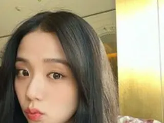 「BLACKPINK」JISOO、キュートで清楚なビジュアル... 雰囲気の違うカットで近況更新