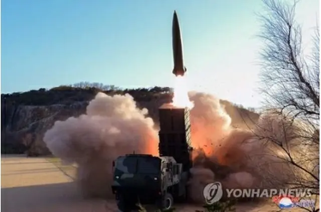 北朝鮮の朝鮮中央通信は１７日、金正恩氏の立ち会いの下、「新型戦術誘導兵器」の発射実験に成功したと報じた＝（朝鮮中央通信＝聯合ニュース）≪転載・転用禁止≫