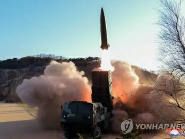 北朝鮮の朝鮮中央通信は１７日、金正恩氏の立ち会いの下、「新型戦術誘導兵器」の発射実験に成功したと報じた＝（朝鮮中央通信＝聯合ニュース）≪転載・転用禁止≫