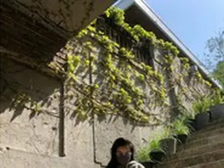 女優ハン・ヒョジュ、座っていても脚の長さが目立つ”身長172cmの脚線美”
