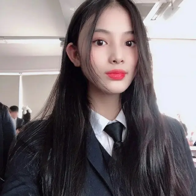 ジニ（NMIXX）、”中学生の時の制服写真…”成長してJYPのガールズグループに（画像提供:wowkorea）