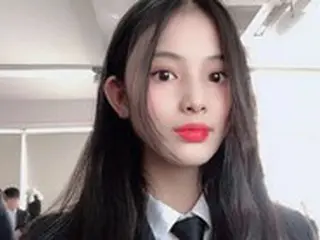 ジニ（NMIXX）、”中学生の時の制服写真…”成長してJYPのガールズグループに
