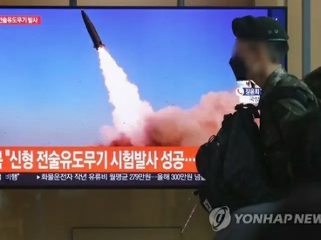 ソウル駅のテレビ画面に北朝鮮の新型戦術誘導兵器の発射実験に関するニュースが流れている＝17日、ソウル（聯合ニュース）