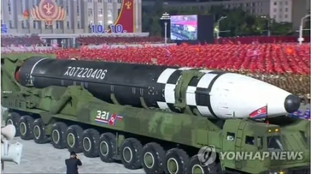 2020年10月、北朝鮮の朝鮮中央テレビが放映した閲兵式に登場したICBM＝（聯合ニュース）≪転載・転用禁止≫