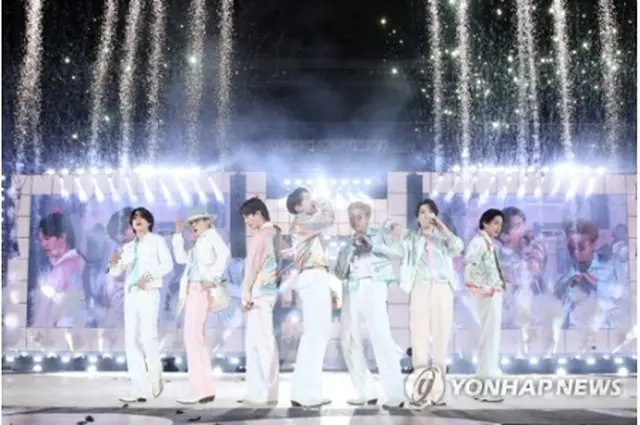 BTSは3月、約2年半ぶりとなるソウル公演を開催した。3日間で全3回行い、1公演当たりの観客数は1万5000人までとした。初日の公演の様子（ビッグヒットミュージック提供）＝（聯合ニュース）≪転載・転用禁止≫