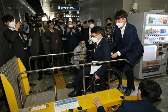 全国障害者差別撤廃連帯を批判した李俊錫国民の力代表、障害者の日を迎えて車椅子リフト体験＝韓国（画像提供:wowkorea）