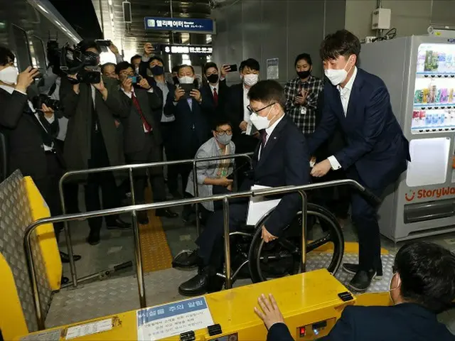 全国障害者差別撤廃連帯を批判した李俊錫国民の力代表、障害者の日を迎えて車椅子リフト体験＝韓国（画像提供:wowkorea）