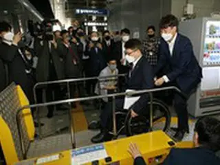 全国障害者差別撤廃連帯を批判した李俊錫国民の力代表、障害者の日を迎えて車椅子リフト体験＝韓国