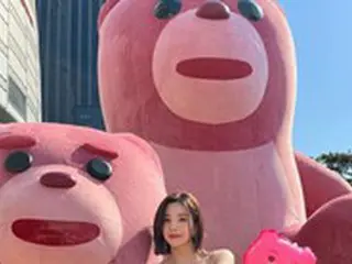 クォン・ウンビ(元IZ*ONE）、話題の「ベリークマ」と一緒に記念撮影…キュートな美貌を披露
