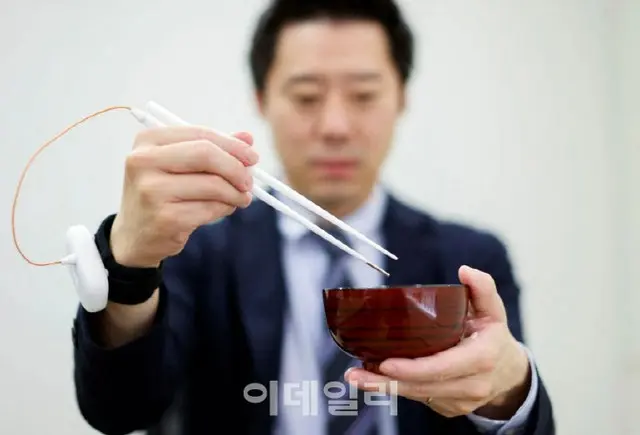 日本で大学教授が塩分を増強する“電気箸”を発明＝韓国報道（画像提供:wowkorea）
