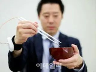 日本で大学教授が塩分を増強する“電気箸”を発明＝韓国報道