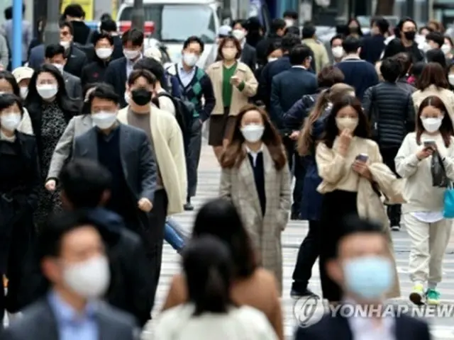 マスクを着用して外出する人たち(資料写真)=(聯合ニュース)