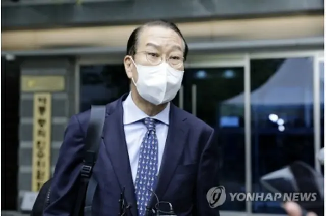 国会人事聴聞会の準備をするための事務所前で記者団の質問に答える権氏＝２２日、ソウル（聯合ニュース）