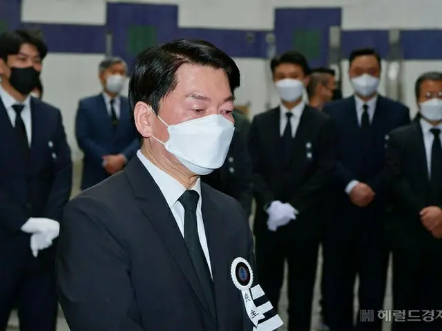 韓国の安哲秀 政権引き継ぎ委員長が、亡くなった父親の出棺式を終え見送っている様子（画像提供:wowkorea）
