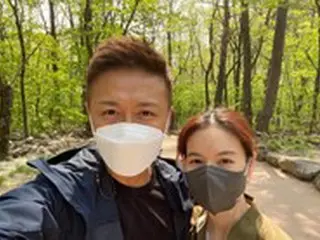 俳優チン・テヒョン、妻パク・シウンと“胎教旅行中”…結婚7年目の仲良し夫婦