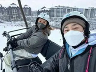 歌手DinDin 、イ・ヒョリとスキー場での楽しそうな2ショットを公開