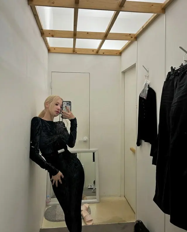 「BLACKPINK」ROSE、壁にもたれた完璧”Sライン”で近況更新（画像提供:wowkorea）