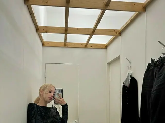 「BLACKPINK」ROSE、壁にもたれた完璧”Sライン”で近況更新（画像提供:wowkorea）