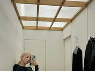 「BLACKPINK」ROSE、壁にもたれた完璧”Sライン”で近況更新