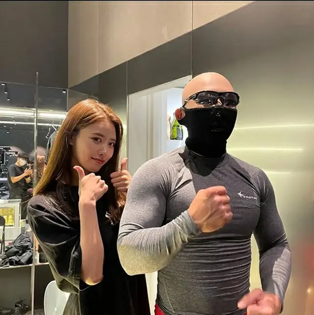 ミジュ(元LOVELYZ)と並ぶ筋肉マン、ユーチューバーのキム・ケラン（画像提供:wowkorea）