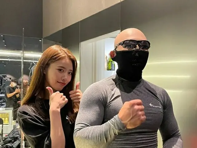 ミジュ(元LOVELYZ)と並ぶ筋肉マン、ユーチューバーのキム・ケラン（画像提供:wowkorea）