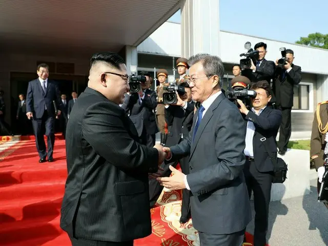 韓国の文在寅大統領（右）と北朝鮮の金正恩総書記（左）は親書を交換し、両者はともに親書を通じて次期韓国政府に送るメッセージをつづった（画像提供:wowkorea）