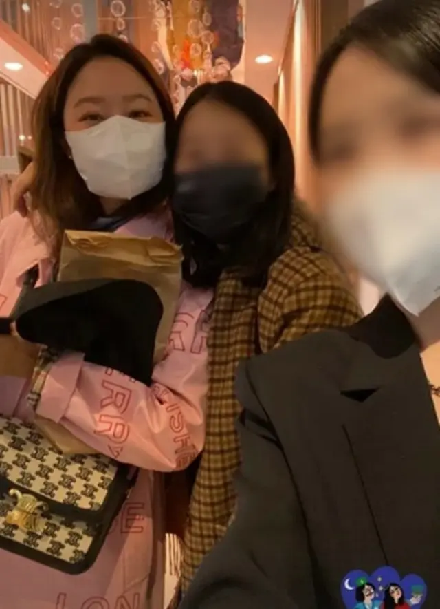 女優コン・ヒョジン、地球もハートで服もラブリーピンク…人生も春！（画像提供:wowkorea）