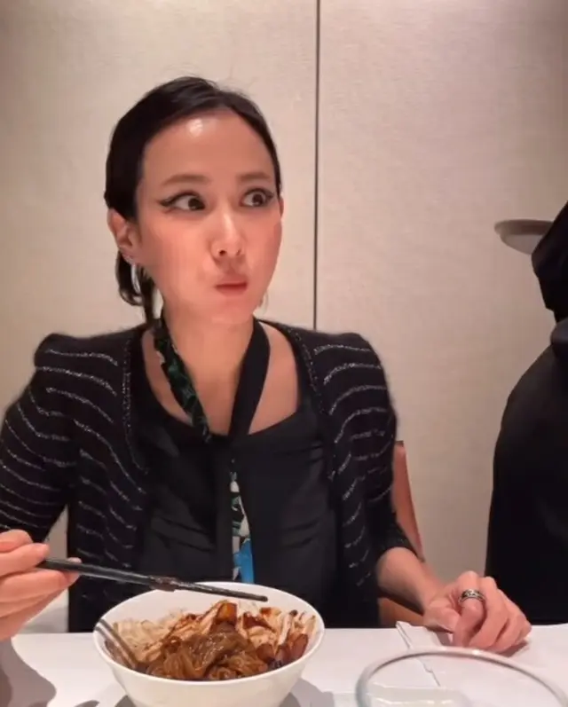女優チョ・ヨジョンが、ジャージャー麺のモクパン（食べる放送）で注目を集めた。（画像提供:wowkorea）