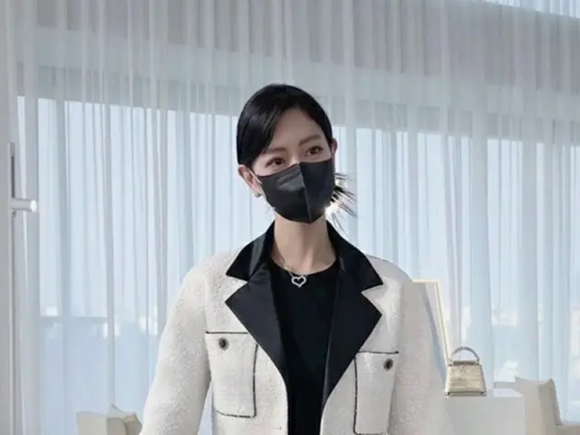 女優クララ…ブランドバッグを持つ人形？CGのような美しさを披露（画像提供:wowkorea）